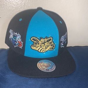 Mitchell&Ness Charlotte Hornets ( SnapBack ) Adjustable fit Basketball Hat